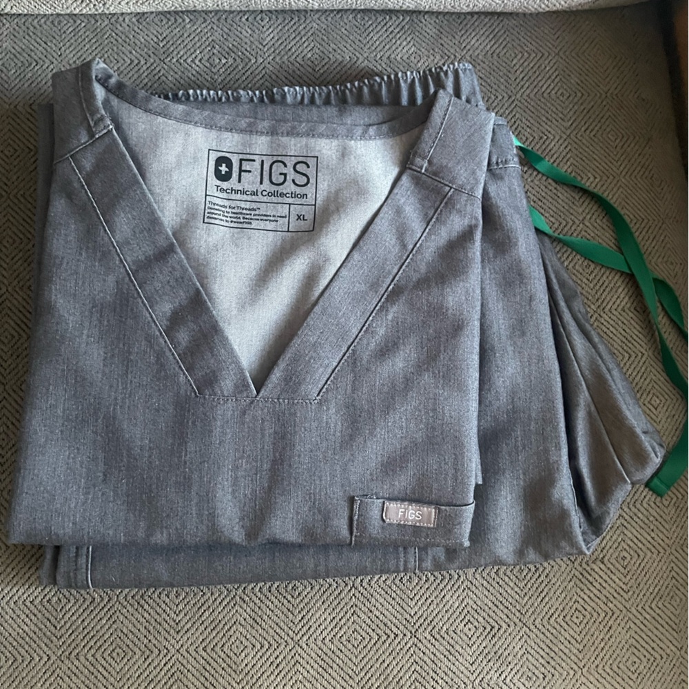 Fig brand scrubs top and bottoms XL - Technical Collection